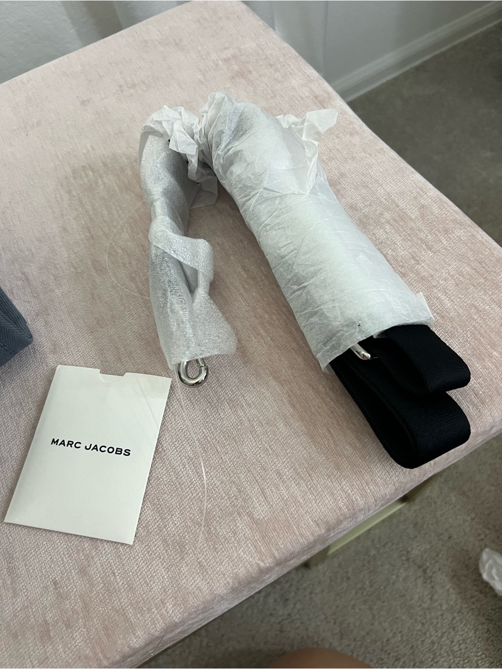 Marc Jacobs Medium The Tote Bag - Picture 3 of 4
